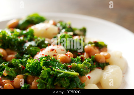 Questa ricetta con gnocchi, freschi Cavoli rapa e fagioli bianchi fa molto sostanziosa e riempimento pasto d'inverno. Foto Stock