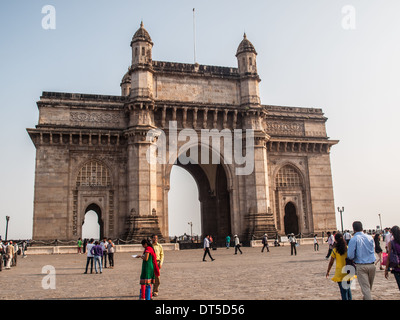 Turisti mediante il Gateway of India Foto Stock