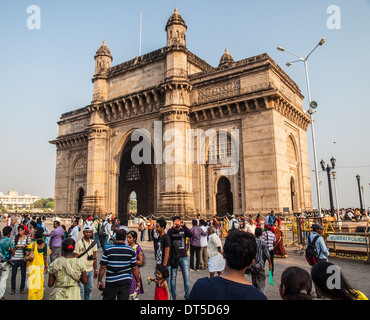 Turisti mediante il Gateway of India Foto Stock