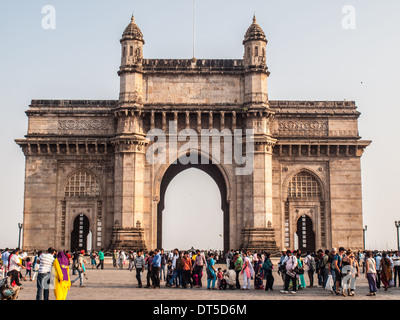 Turisti mediante il Gateway of India Foto Stock