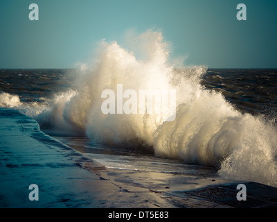 Le onde rompono contro una parete del porto a Southsea, Portsmouth Foto Stock