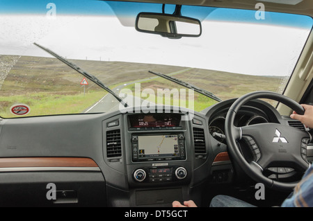 In-car shot. Alla guida di una Mitsubishi Shogun su un open country road. Foto Stock
