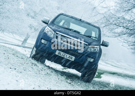 Motore ISUZU pickup truck guida fuori strada nella neve Foto Stock