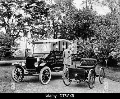 Primo e dieci milionesima Ford, 1924 "i dieci milionesima Ford, New York a San Francisco, Lincoln Highway" a sinistra auto. Foto Stock