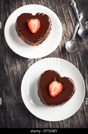 A forma di cuore con torte al cioccolato e alla fragola Foto Stock