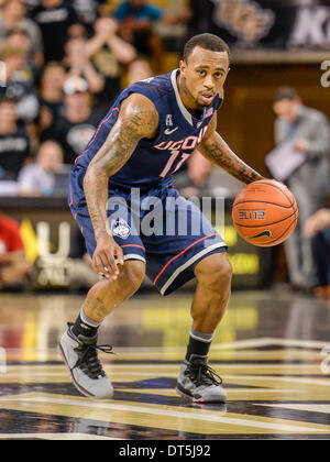 - Orlando, FL, U . Il 9 febbraio, 2014. S: UConn Huskies guard Ryan Boatright (11) durante la prima metà del NCAA Mens basketball azione di gioco tra il Connecticut Huskies e il UCF Cavalieri a CFE Arena di Orlando, Fl. © csm/Alamy Live News Foto Stock