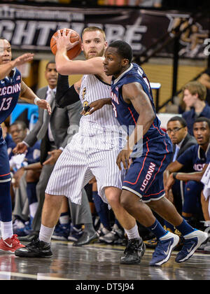 - Orlando, FL, U . Il 9 febbraio, 2014. S: UConn Huskies guard Terrence Samuel (3) difende UCF Cavalieri avanti Kasey Wilson (32) durante la prima metà del NCAA Mens basketball azione di gioco tra il Connecticut Huskies e il UCF Cavalieri a CFE Arena di Orlando, Fl. © csm/Alamy Live News Foto Stock