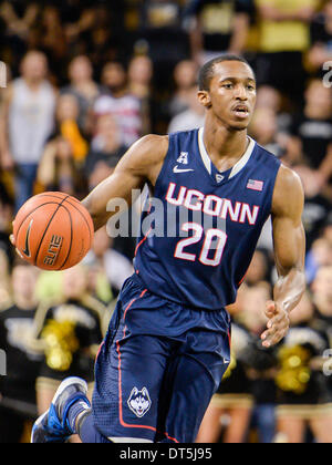 - Orlando, FL, U . Il 9 febbraio, 2014. S: UConn Huskies guard/avanti Lasan Kromah (20) durante la prima metà del NCAA Mens basketball azione di gioco tra il Connecticut Huskies e il UCF Cavalieri a CFE Arena di Orlando, Fl. © csm/Alamy Live News Foto Stock