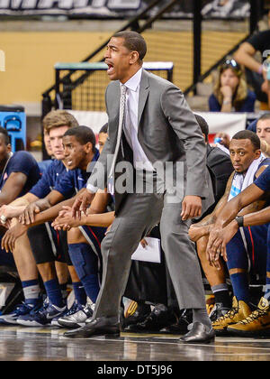 - Orlando, FL, U . Il 9 febbraio, 2014. S: UConn Huskies head coach Kevin Ollie urla dal banco durante la prima metà del NCAA Mens basketball azione di gioco tra il Connecticut Huskies e il UCF Cavalieri a CFE Arena di Orlando, Fl. © csm/Alamy Live News Foto Stock