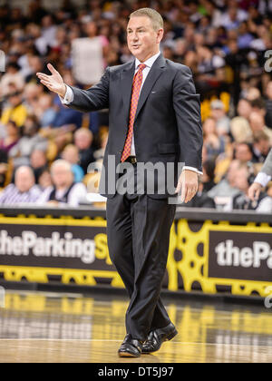 - Orlando, FL, U . Il 9 febbraio, 2014. S: UCF Cavalieri head coach Donnie Jones durante la prima metà del NCAA Mens basketball azione di gioco tra il Connecticut Huskies e il UCF Cavalieri a CFE Arena di Orlando, Fl. © csm/Alamy Live News Foto Stock