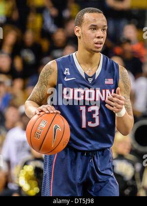 - Orlando, FL, U . Il 9 febbraio, 2014. S: UConn Huskies guard Shabazz Napier (13) durante la prima metà del NCAA Mens basketball azione di gioco tra il Connecticut Huskies e il UCF Cavalieri a CFE Arena di Orlando, Fl. © csm/Alamy Live News Foto Stock