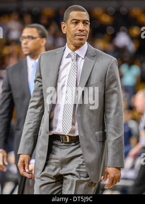 - Orlando, FL, U . Il 9 febbraio, 2014. S: UConn Huskies head coach Kevin Ollie passeggiate per gli armadietti dopo la prima metà di NCAA Mens basketball azione di gioco tra il Connecticut Huskies e il UCF Cavalieri a CFE Arena di Orlando, Fl. © csm/Alamy Live News Foto Stock