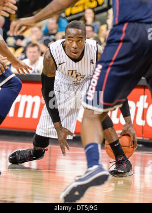 - Orlando, FL, U . Il 9 febbraio, 2014. S: UCF cavalieri di protezione/avanti Isaia Sykes (3) durante la seconda metà del NCAA Mens basketball azione di gioco tra Connecticut Huskies e i cavalieri UCF. Connecticut sconfitto UCF 75-55 a CFE Arena di Orlando, Fl. © csm/Alamy Live News Foto Stock