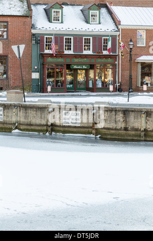 I negozi lungo la parte anteriore del dock in Annapolis durante il periodo invernale con il porto ghiacciato Foto Stock