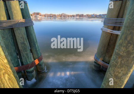 Spa Creek in Annapolis congelati durante il vortice polare nei primi mesi del 2014 Foto Stock