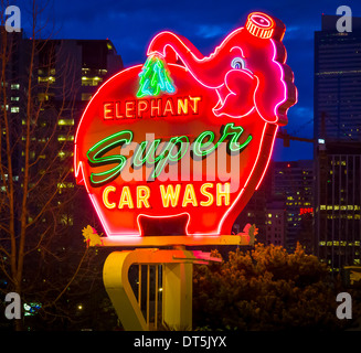 Neon classico segno per lavaggio auto a Seattle, Washington Foto Stock