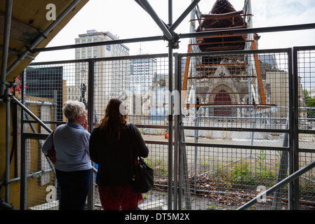 Febbraio 2014. La popolazione locale guardare le rovine della cattedrale di Christchurch danneggiato nel febbraio 2011 terremoto. La Nuova Zelanda. Foto Stock