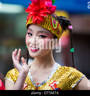 Bella ragazza cinese sfilate presso il nuovo anno lunare Festival in Chinatown.