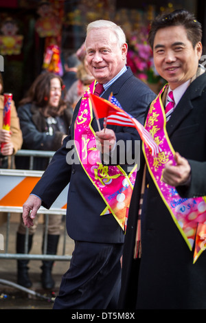 New York senator Martin J. Golden sfilate presso il nuovo anno lunare Festival in Chinatown accanto a un rappresentante della comunità. Foto Stock