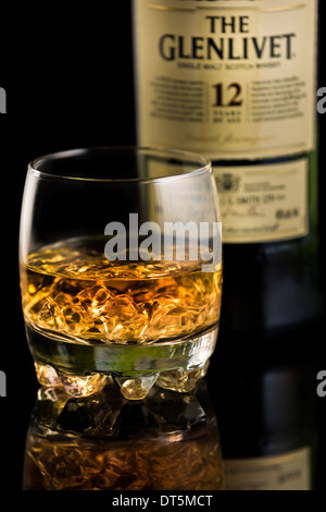 Un bicchiere di Glenlivet single malt Scotch whisky. Foto Stock