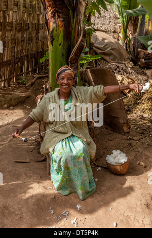 Dorze donna la filatura del cotone, Hayzo Village, Arba Minch, Etiopia Foto Stock