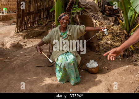 Dorze donna la filatura del cotone, Hayzo Village, Arba Minch, Etiopia Foto Stock