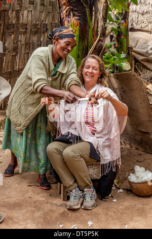 Dorze donna insegnare un turista come Spin cotone, Hayzo Village, Arba Minch, Etiopia Foto Stock