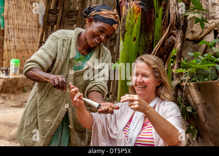 Dorze donna insegnare un turista come Spin cotone, Hayzo Village, Arba Minch, Etiopia Foto Stock