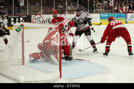 Las Vegas, Nevada, USA. Il 9 febbraio, 2014. Las Vegas Wranglers facce off contro Bakersfield Condors durante il loro ECHL Hockey gioco il 9 febbraio 2014 all'Orleans Arena di Las Vegas, Nevada © Marcel Thomas/ZUMAPRESS.com/Alamy Live News Foto Stock