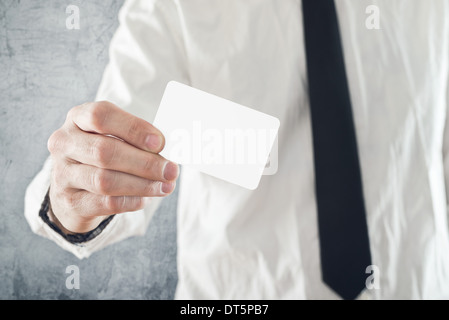 Imprenditore pagando con carta di credito, il fuoco selettivo. Blank carta di credito con copia spazio per qualsiasi titolo o design. Foto Stock