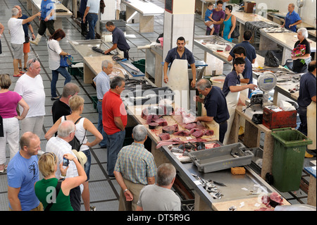 Funchal Madeira persone ad acquistare pesce fresco Mercado dos Lavradores Foto Stock