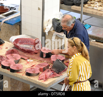 Funchal Madeira di mezza età donna senior acquisto di pesce fresco Mercado dos Lavradores Foto Stock