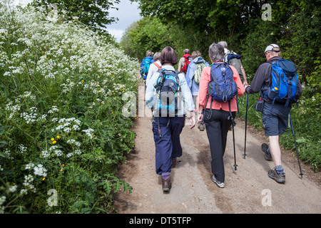 Walkers sul modo Winchcombe, Cotswolds, REGNO UNITO Foto Stock