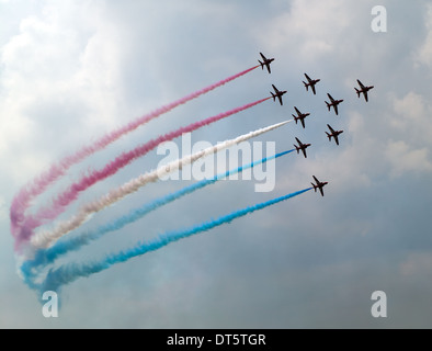 Famose le frecce rosse RAF la formazione di team di eseguire la visualizzazione alla 2007 Biggin Hill Air Show Foto Stock