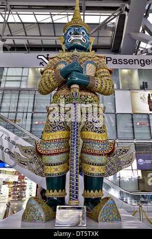 Grande statua custode Yaksha presso l'aeroporto Suvarnabhumi Bangkok Thailandia S. E. Asia Foto Stock