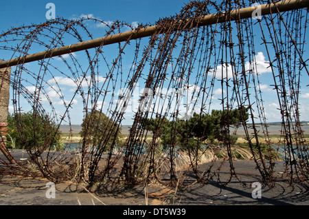 Filo spinato barricata su una terrazza sul tetto con vista fiume Foto Stock