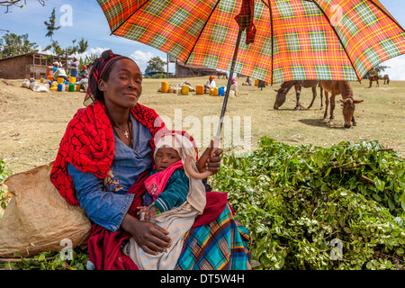 Una donna Dorze con Baby al mercato del giovedì nel villaggio di Hayto, vicino Arba Minch, Etiopia Foto Stock