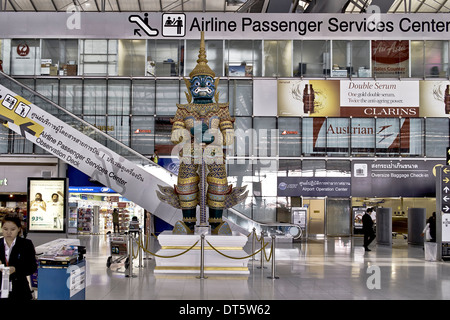 Grande statua custode Yaksha presso l'aeroporto Suvarnabhumi Bangkok Thailandia S. E. Asia Foto Stock