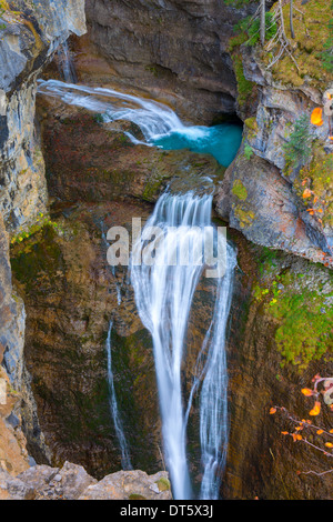 Cascada del Estrecho cascata in Ordesa Valley Pirenei Huesca Spagna fiume Arazas Foto Stock