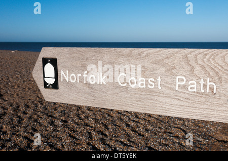 Un cartello per la costa di Norfolk il percorso rivolto verso sinistra o verso ovest lungo la spiaggia di ciottoli a Salthouse in North Norfolk. Foto Stock