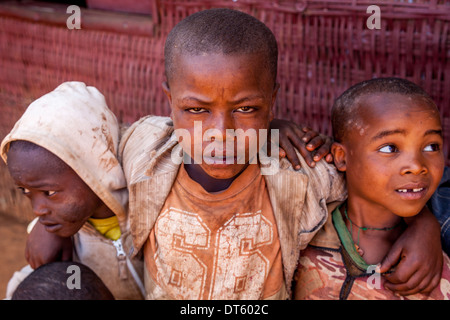 Dorze bambini nel villaggio di Dorze di Hayto, vicino Arba Minch, Etiopia Foto Stock