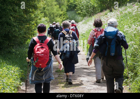 Walkers sul modo Winchcombe, Cotswolds, REGNO UNITO Foto Stock