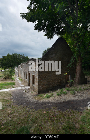 Ruderi di case su Post Office fila, Tyneham villaggio deserta. Il Dorset. In Inghilterra. Regno Unito. Foto Stock