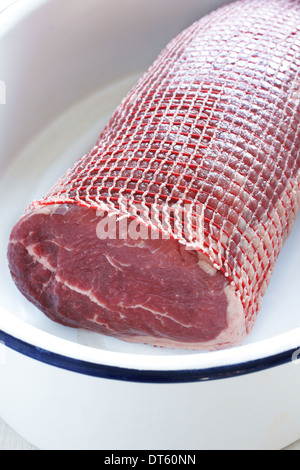 Carni bovine la tostatura giunto in una teglia pronti per essere cucinati Foto Stock