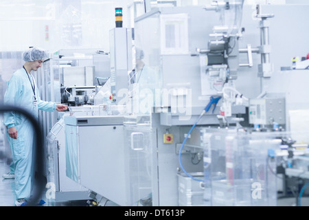 Tecnico di laboratorio durante il lavoro Foto Stock