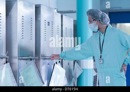 Tecnico di laboratorio nel formulare osservazioni Foto Stock