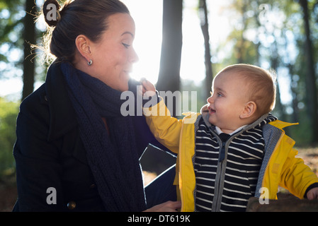 La madre e il giovane bambino a Woodland Park Foto Stock