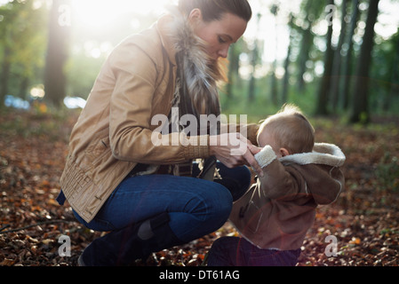 La madre e il bambino maschio nel bosco Foto Stock