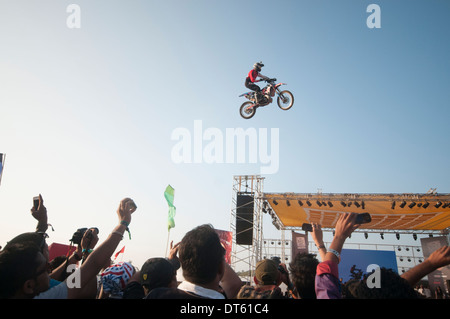 Stunt Bike da MRF su stunt bike all'India Bike Week svoltasi a Vagator Beach in Goa, un festival di superbike che si tengono annualmente Foto Stock