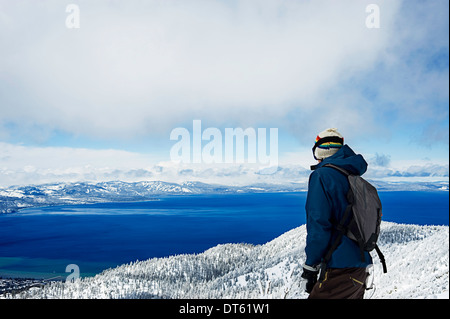 Giovane maschio escursionista gode di vista lago Tahoe, CALIFORNIA, STATI UNITI D'AMERICA Foto Stock